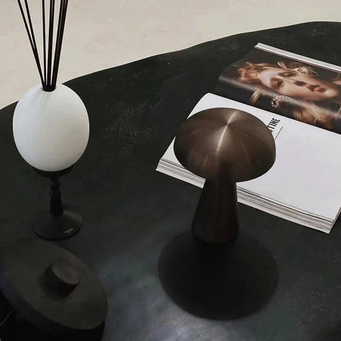 Kabellose Akku LED Tischlampe, tragbar, dimmbar, gold. Schafft gemütliches Ambiente Licht überall zuhause.
