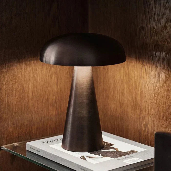 Moderne Pilzlampe, dimmbare LED Tischlampe aus goldfarbenem Metall, Akku Lampe für warmes Ambiente.