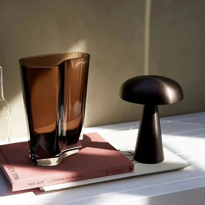 Vielseitige tragbare LED Akku Tischlampe, dimmbar, bronze, ideal für Schlafzimmer und als Dekolampe.