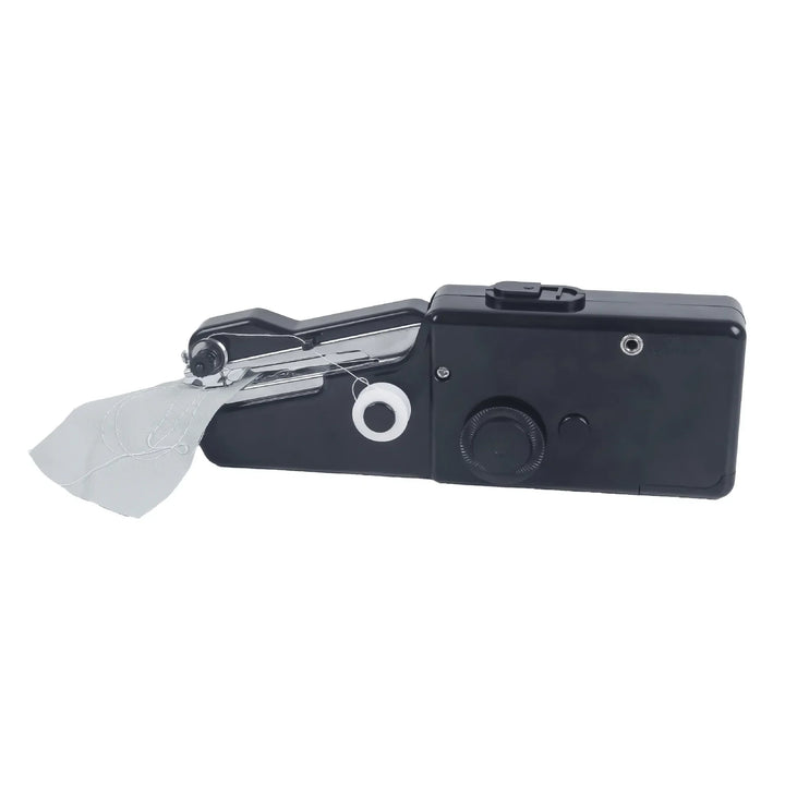 Detailaufnahme der Mini Nähmaschine, zeigt Stichauswahl und Bedienelemente für vielseitiges Nähen.
