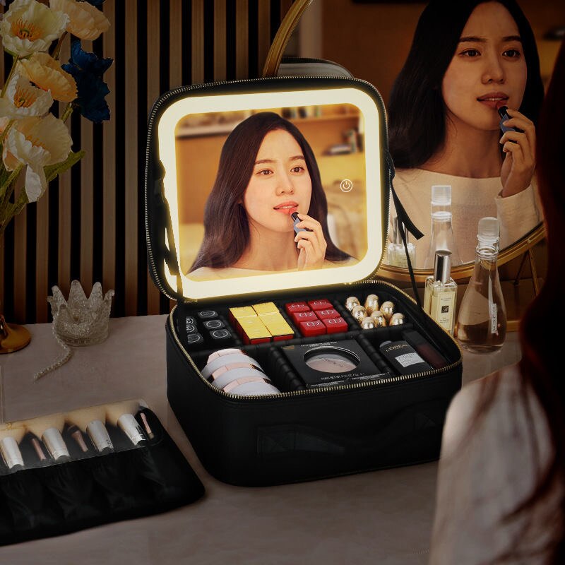 Geräumige Kosmetiktasche mit verstellbaren Fächern und LED-Spiegel, perfekter Makeup Organizer für Beauty-Produkte.