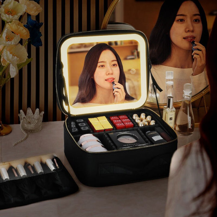 Geräumige Kosmetiktasche mit verstellbaren Fächern und LED-Spiegel, perfekter Makeup Organizer für Beauty-Produkte.