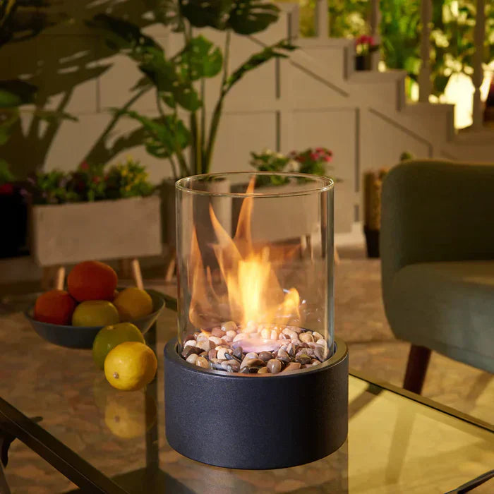 Tragbare Tischfeuer Laterne für gemütliche Abende, ideal für Garten, Balkon oder Innenbereich.