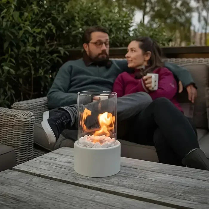Tischfeuer Laterne mit warmem Flammenschein, ideal für gemütliche Abende im Garten, auf dem Balkon oder drinnen.