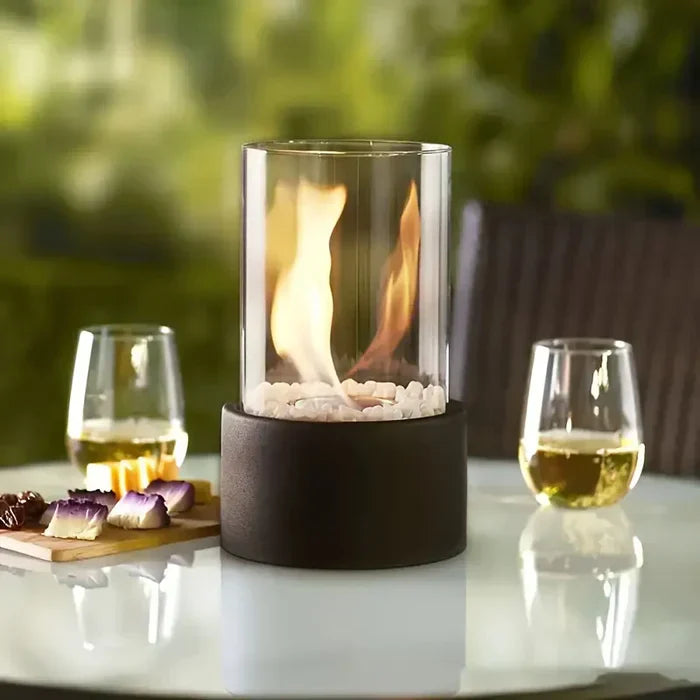 Tragbare Dekolaterne mit echtem Feuer für gemütliches Licht und stilvolles Ambiente im Garten oder Wohnzimmer.