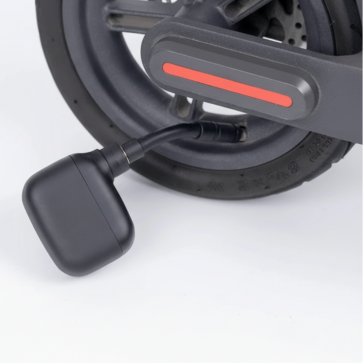 Mini Fahrradpumpe akkubetrieben, tragbar für Radtouren. USB-C Ladefunktion für bequemes Aufladen.