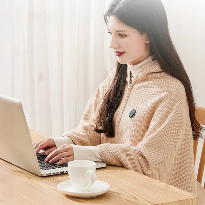 Kuschelige USB-Decke in Kaffee, tragbar. Sorgt schnell für Wärme mit 3 Stufen, ideal als Bürodecke.