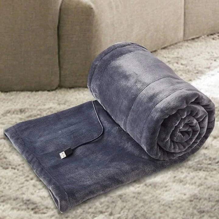 Nahaufnahme der tragbaren USB-Heizdecke, zeigt das weiche Material und die einfache Bedienung.