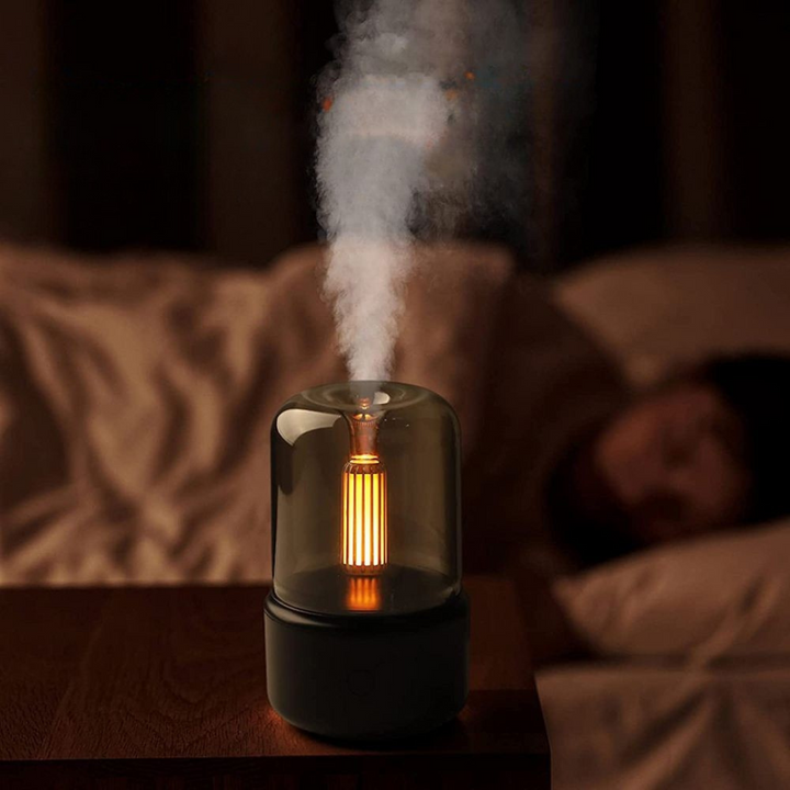 Nahaufnahme des beruhigenden Flammeneffekts und feinen Nebels des Aroma Diffusors für tiefe Entspannung.