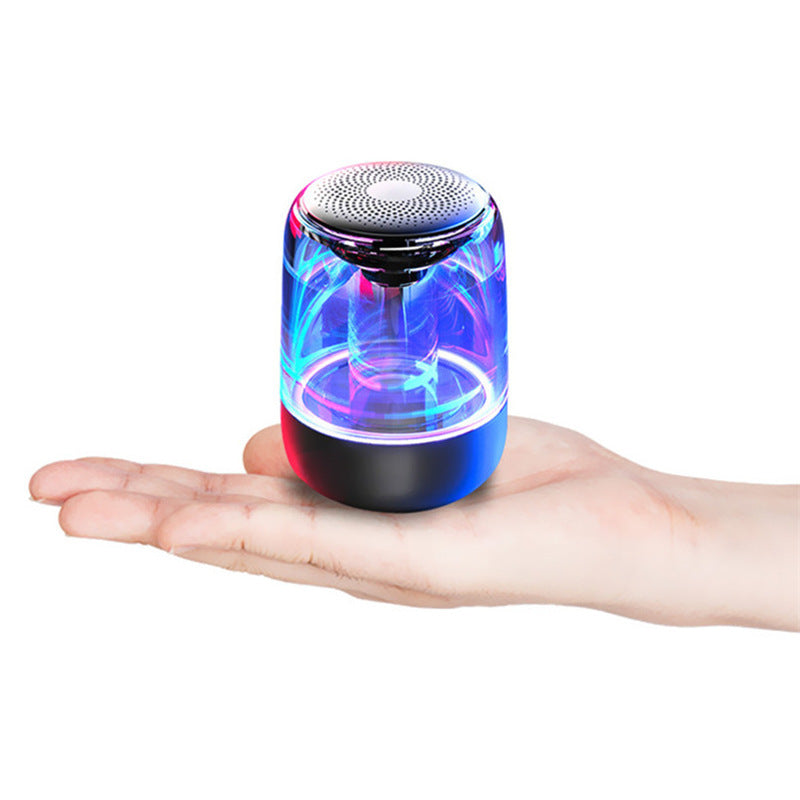 Kompakter, kabelloser Bluetooth Lautsprecher mit starkem Bass und integriertem Radio, ideal für Outdoor-Musikgenuss.