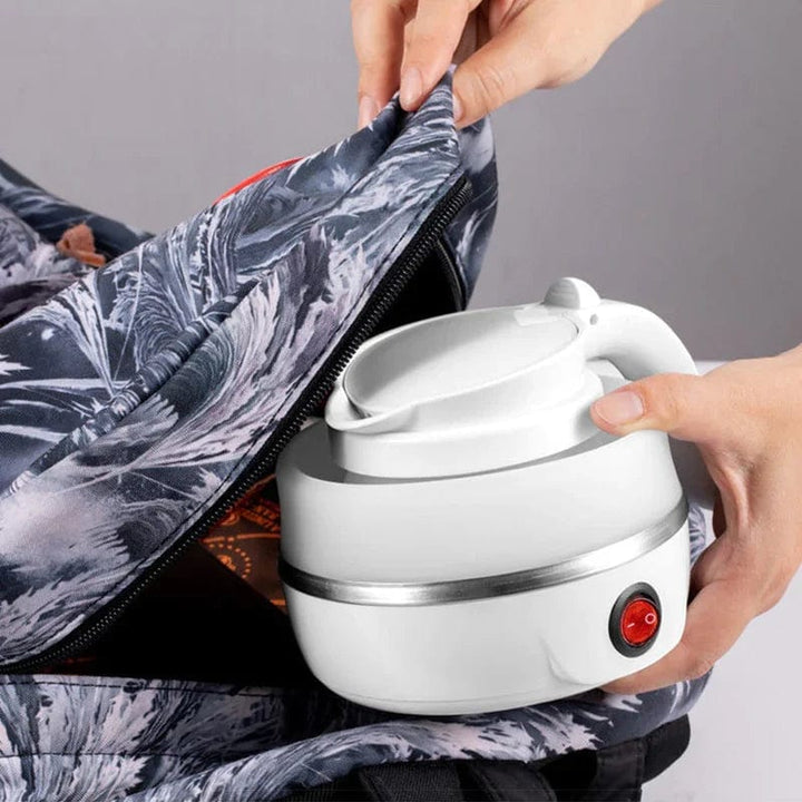 Reisekocher mit Tasse und Kaffee. Schneller Kaffeegenuss unterwegs mit diesem faltbaren und mobilen Wasserkocher.