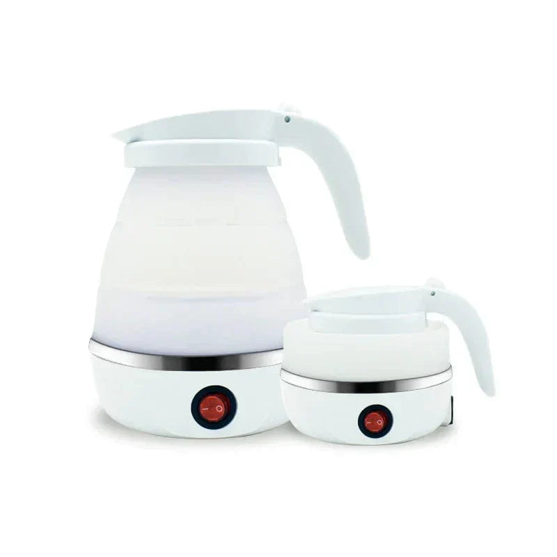 Outdoor-Szene mit faltbarem Wasserkocher auf Campingtisch. Ideal für Tee und Kaffee beim Camping oder Wandern.