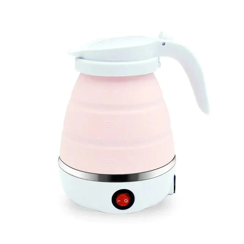 Faltbarer Wasserkocher in kleiner Küche. Platzsparendes Küchengerät für Tee oder Instant-Kaffee zu Hause.