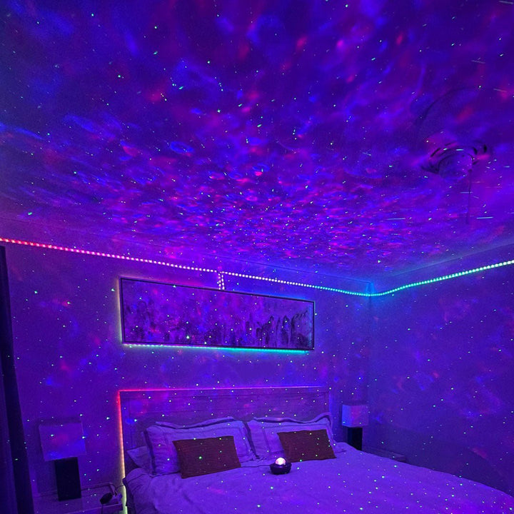 Detailansicht des tragbaren Galaxy Projektors mit Bluetooth Lautsprecher und Bedienelementen für Licht & Sound.