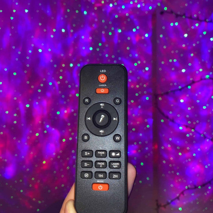 Galaxy Projektor als Nachtlicht im Schlafzimmer, projiziert Sternenlicht und Nebel für entspannte Stimmung.
