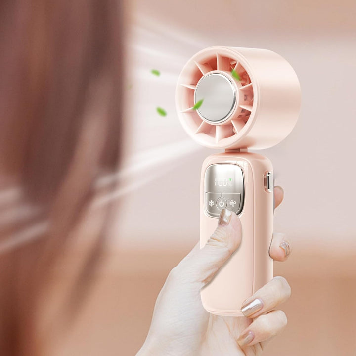Kompakter Reiseventilator mit digitaler LED-Anzeige und 100 einstellbaren Geschwindigkeiten.