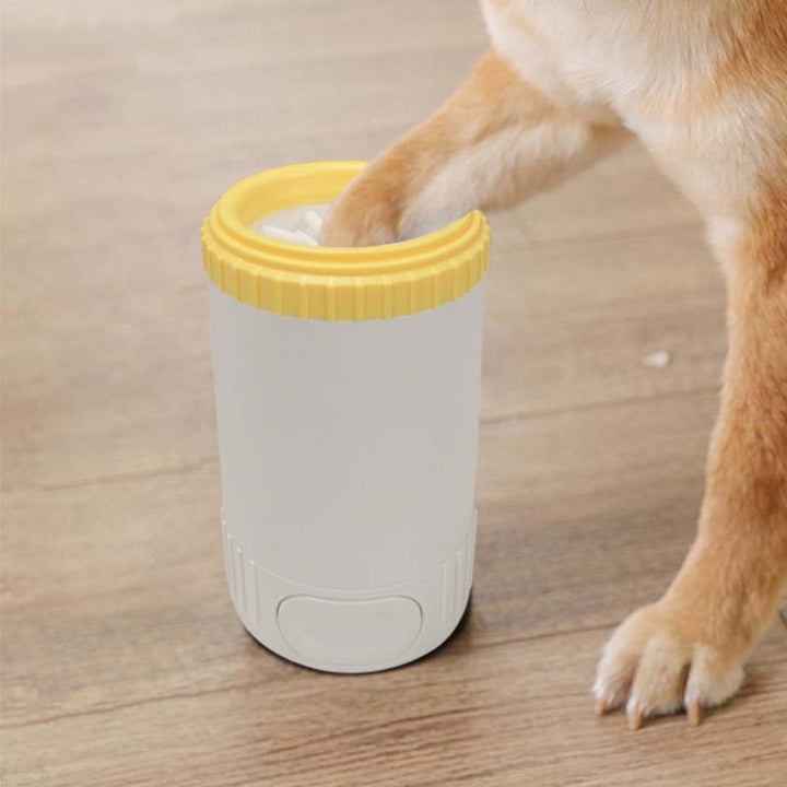 Effektiver Pfotenreiniger für Hunde, ideal für unterwegs und zum Entfernen von Schmutz und Matsch.
