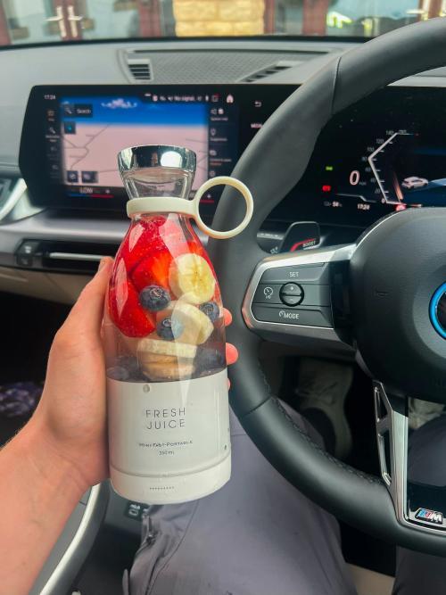 Kabelloser Mini-Mixer mit Trinkflasche. Perfekt für Protein-Shakes, Fruchtsäfte & Babynahrung.