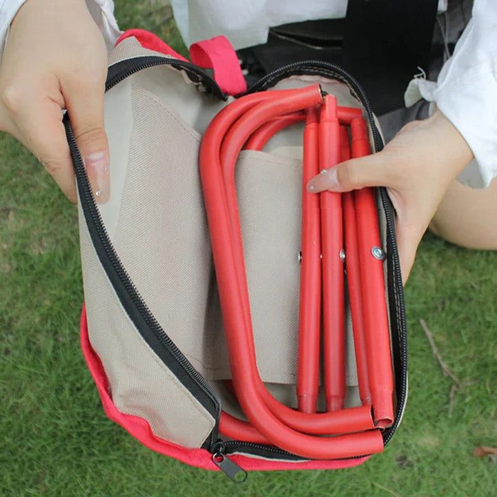 wondeea Outdoorstuhl beim Angeln am See; der stabile, tragbare Klapphocker ist ideal für lange Angelsessions.