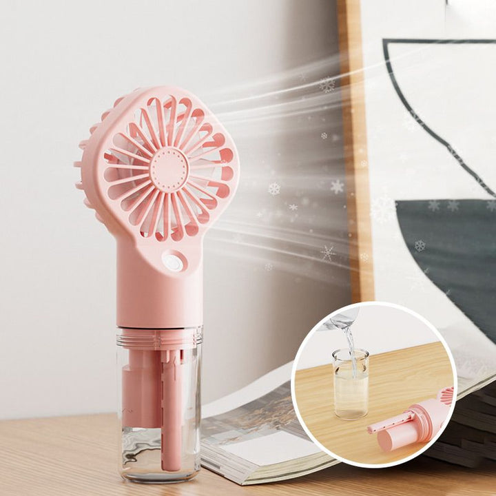 Kompakter, wiederaufladbarer Handventilator mit Sprühfunktion. Ideal für Sommer, Reise & Schreibtisch.