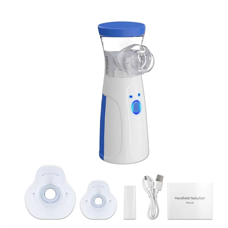 Hand hält tragbaren Mesh-Vernebler; kompakter USB-Inhalator für bequeme Atemtherapie bei Asthma & Atmung.