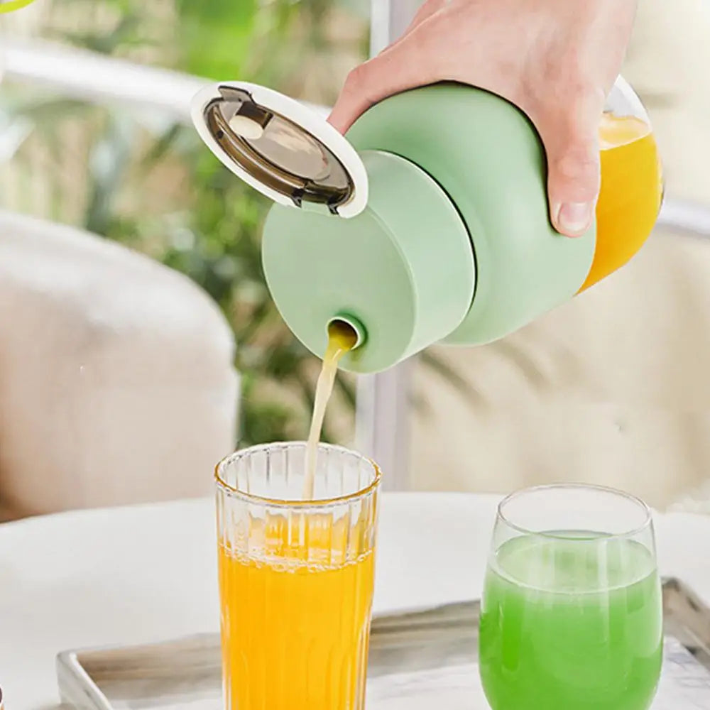 Frau bereitet frischen Smoothie mit tragbarem Mixer zu; perfekt für gesunde Ernährung unterwegs.