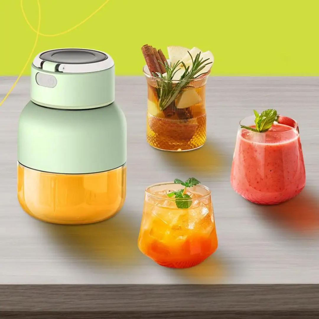 Kompakter tragbarer Smoothie-Mixer in Handtasche; ideal für gesunde Säfte & Shakes unterwegs.