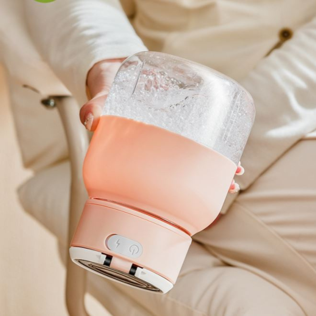 Frisches Obst wird zu gesundem Saft im tragbaren Mixer; schnelle Vitaminzufuhr für Alltag & Sport.