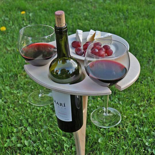 Tragbarer Outdoor Weintisch aus Holz für Picknick und Sommerabende. Perfekt für Weinliebhaber im Garten oder beim Camping.