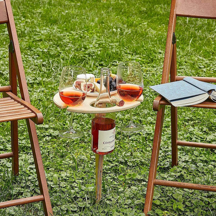 Klappbarer Picknicktisch aus Holz für Weinflaschen und Gläser. Ideal für entspannte Sommerabende im Freien oder Picknicks.