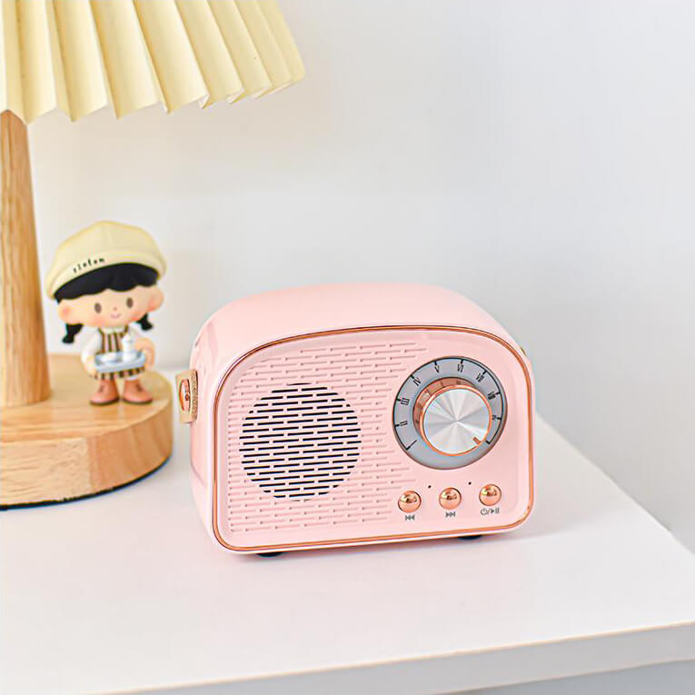 Eleganter weißer Retro Bluetooth Lautsprecher mit FM-Radio; zeitloser Vintage-Sound für Ihr Zuhause.