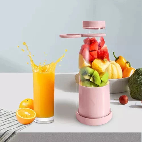 Eleganter tragbarer Fruchtmixer in Aktion, mixt frische Smoothies für unterwegs, im Büro oder beim Sport.