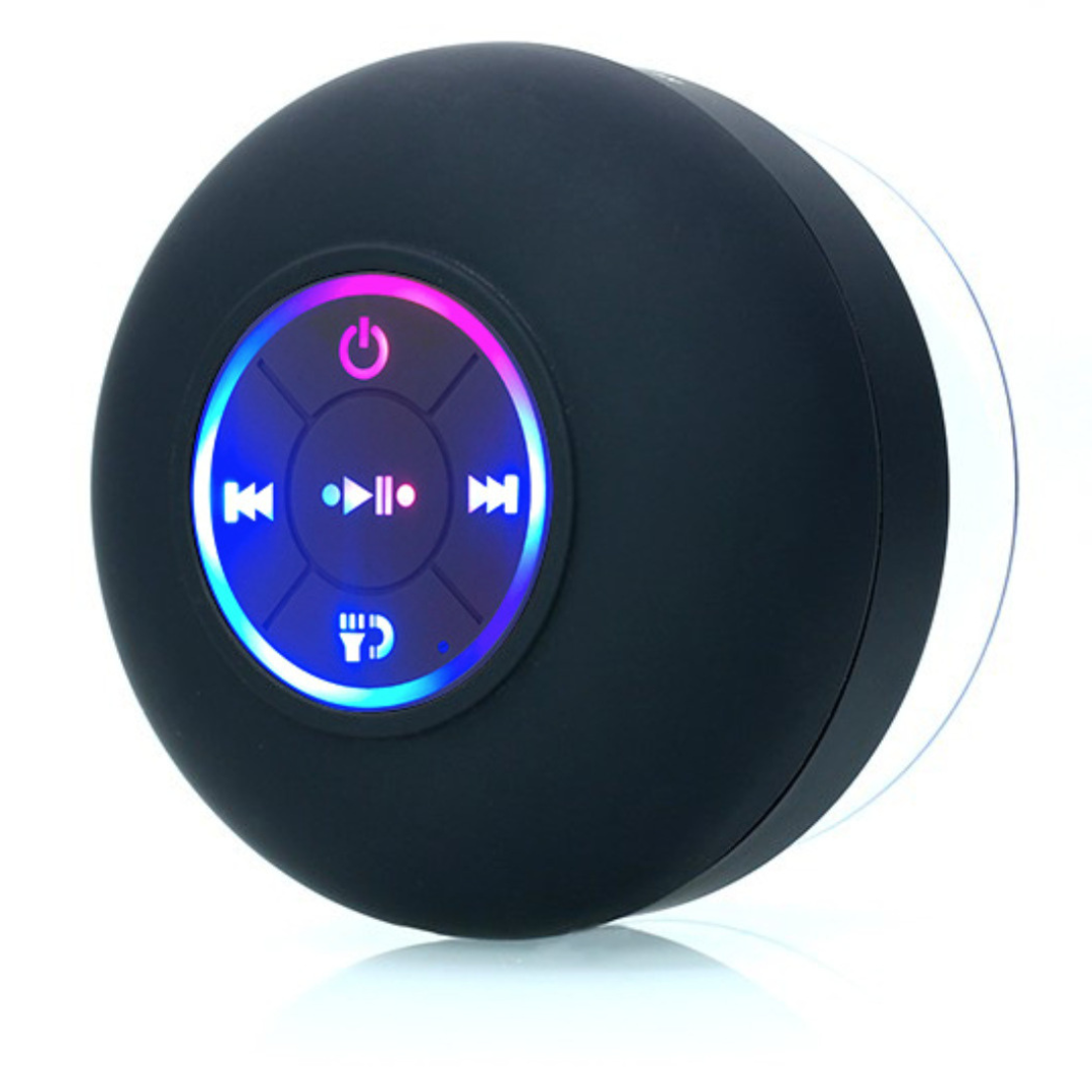 Genießen Sie Musik mit diesem tragbaren, wasserdichten Bluetooth Lautsprecher mit Saugnapf – überall.
