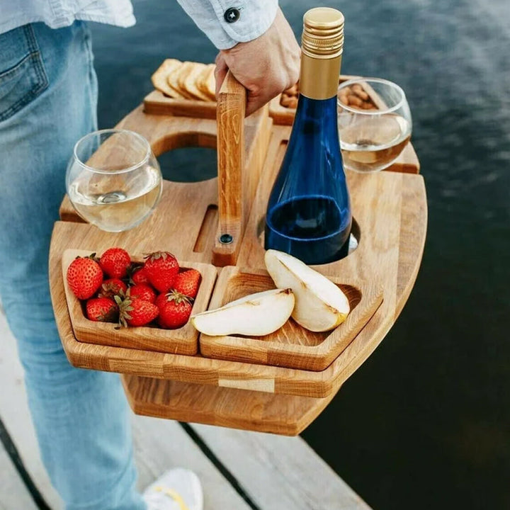 Ideales Geschenk für Weinliebhaber: Tragbarer Picknick-Weintisch WineNest für entspannte Stunden im Freien.