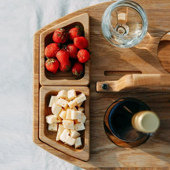 WineNest Picknick-Weintisch: Der faltbare Begleiter für Garten, Outdoor-Events und romantische Abende.