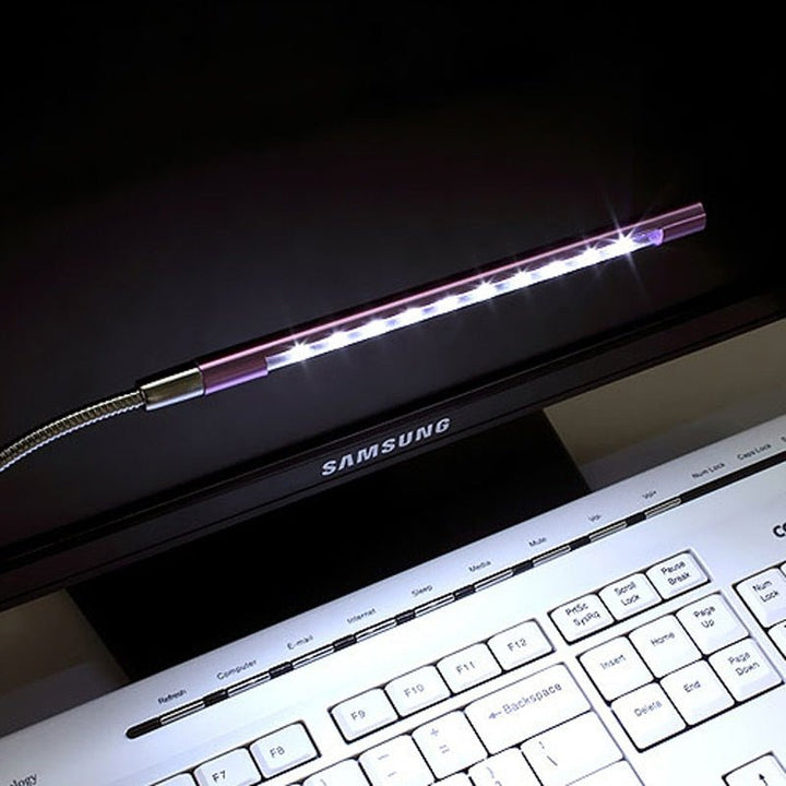 Augenfreundliche USB-Lampe beleuchtet Tastatur klar, ideal für Büro und Arbeit am Computer.