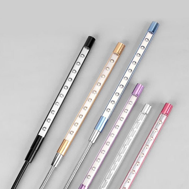 Kompaktes, faltbares LED-Licht, goldfarben, perfekt als mobile Beleuchtung für Reisen und Arbeit.