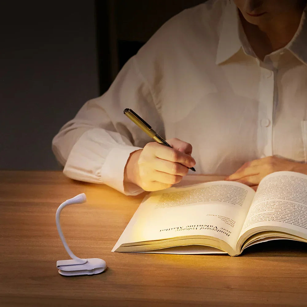 Augenschonende LED Leselampe für Bücher, tragbar und dimmbar, perfekt für gemütliche Abende.
