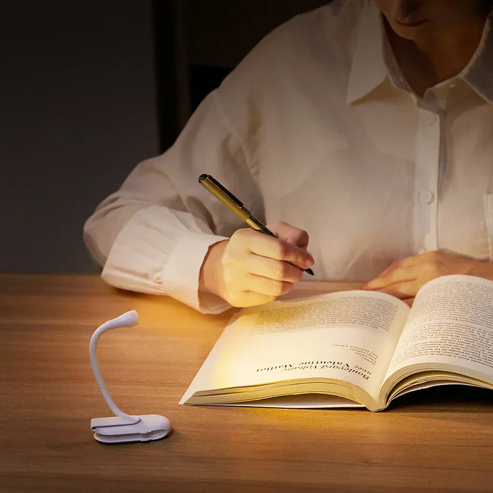 Augenschonende LED Leselampe für Bücher, tragbar und dimmbar, perfekt für gemütliche Abende.
