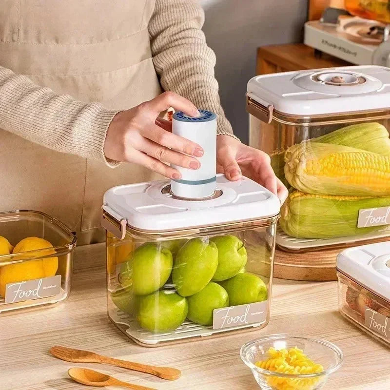 Transparente Vakuum-Frischhaltedose mit Handpumpe für längere Frische Ihrer Lebensmittel. Perfektes Küchenzubehör.