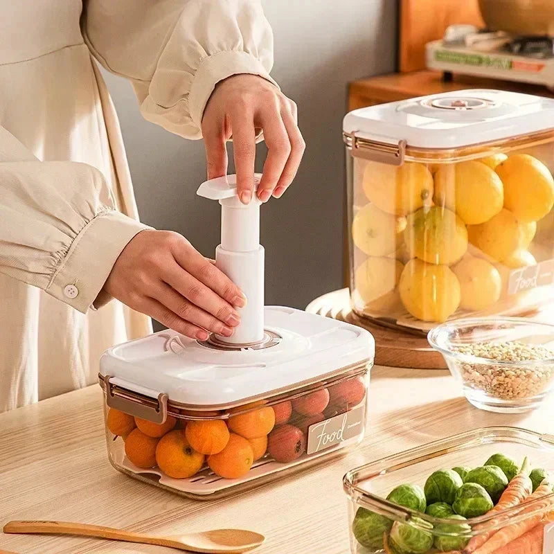 Robuste Vakuum-Frischhaltedose transparent mit intuitiver Handpumpe für einfache Vorratshaltung und Organisation.