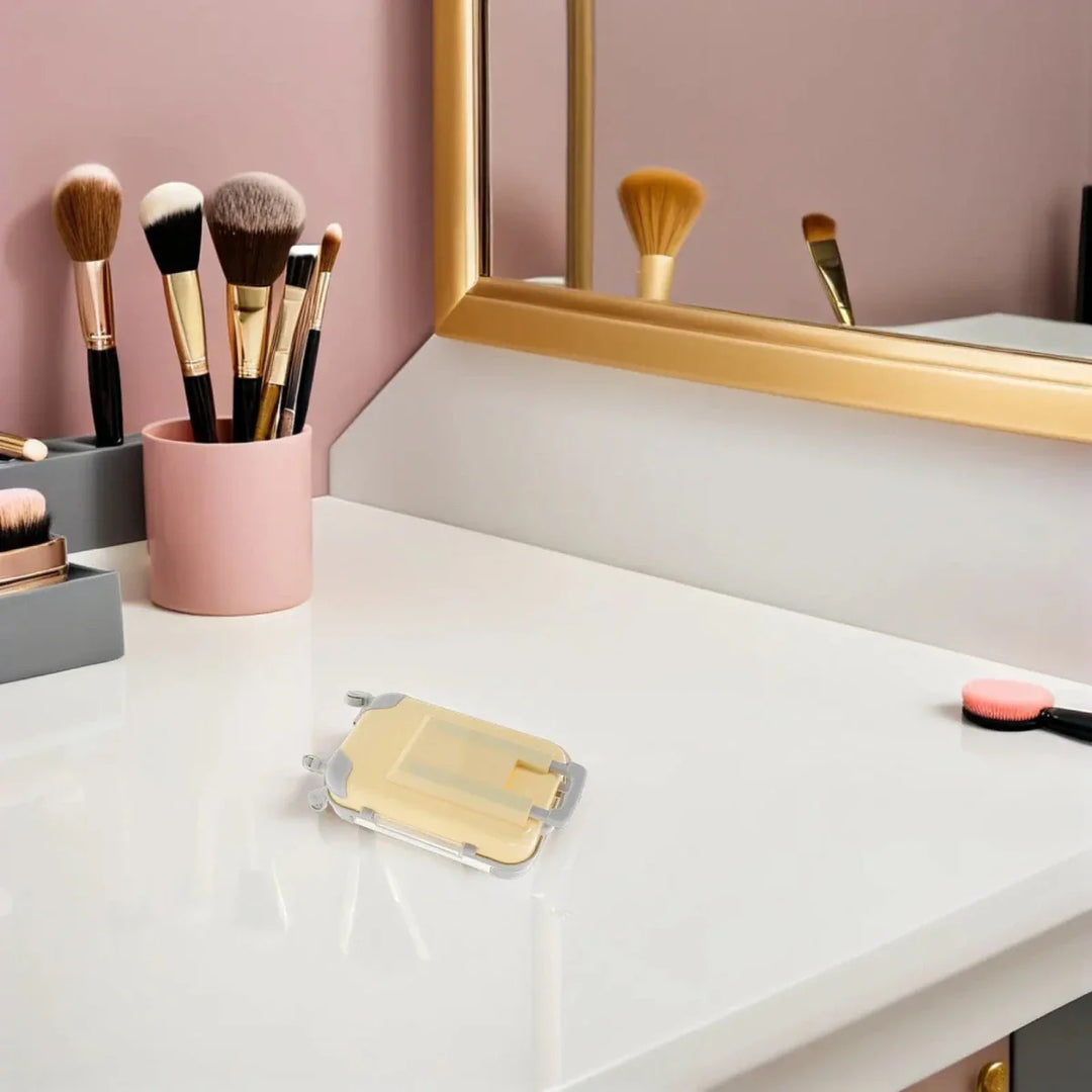 Stylischer, transparenter Beauty Organizer für Wimpern & Make-up, ideal für mehr Ordnung im Bad.