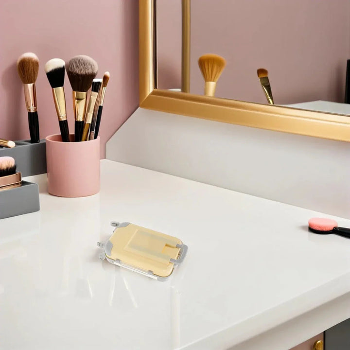 Stylischer, transparenter Beauty Organizer für Wimpern & Make-up, ideal für mehr Ordnung im Bad.