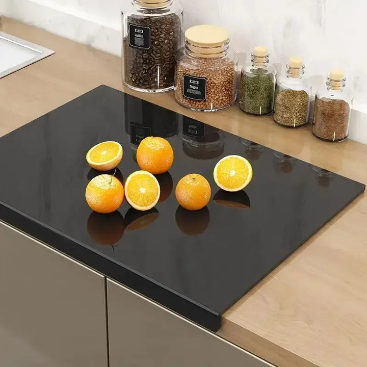 Transparentes ChopClear Acryl-Schneidebrett, rutschfest für hygienische und moderne Küchenzubereitung.
