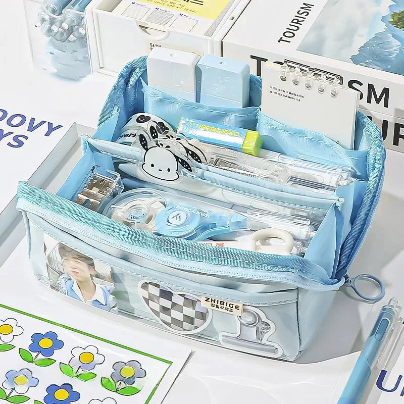 Einfach zu findendes transparentes Schulmäppchen mit 10 Fächern, erleichtert Kindern die Stifte-Organisation.