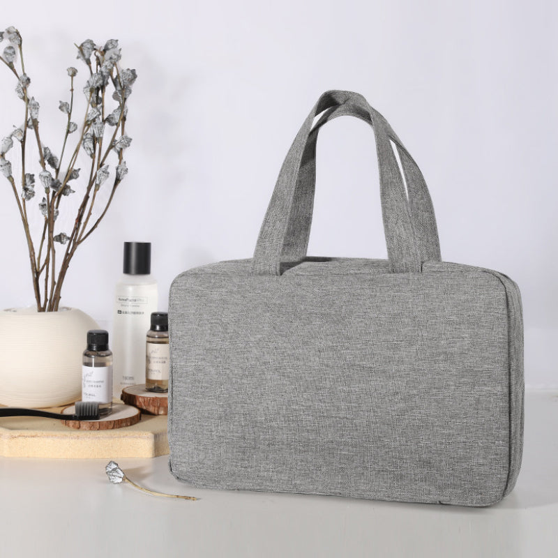 Reise-Kulturtasche Travelique, mit Haken an einer Badezimmertür hängend, zeigt Innenfächer.