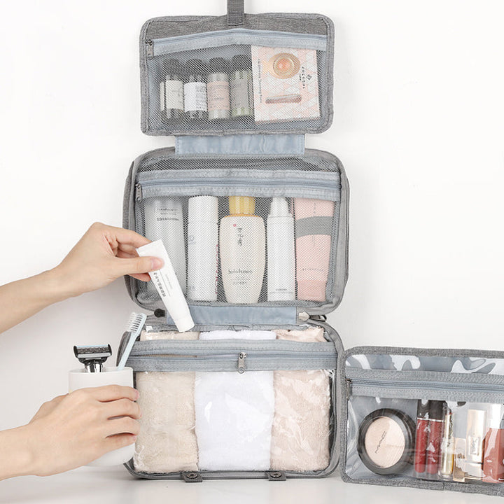 Geöffnete Travelique Kosmetiktasche mit transparenten Fächern & Haken, bereit zum Aufhängen.
