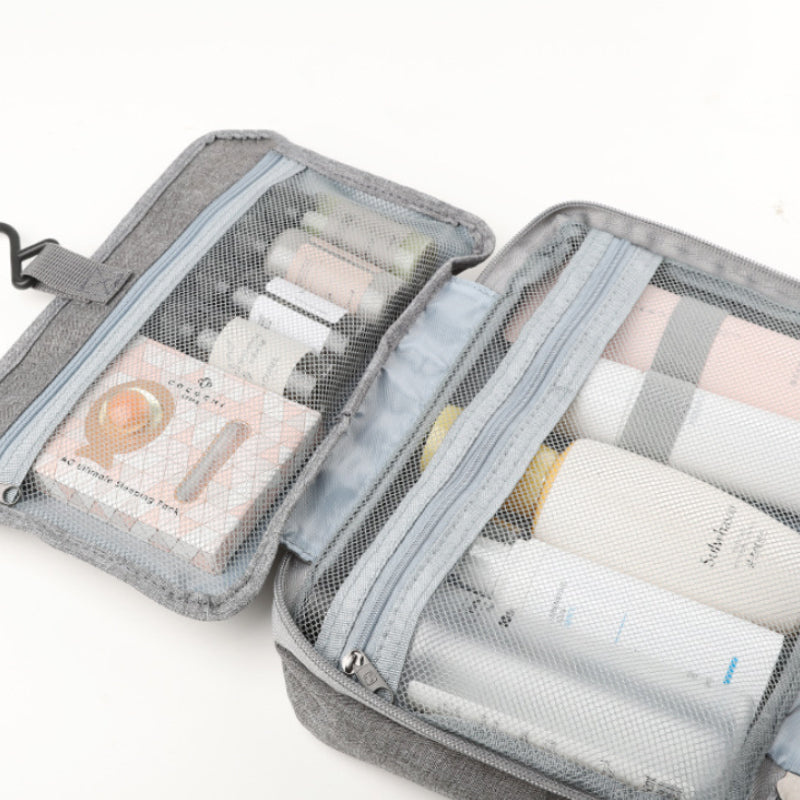 Geschlossene, kompakte Travelique Reise-Kulturtasche aus wasserabweisendem Oxfordstoff.