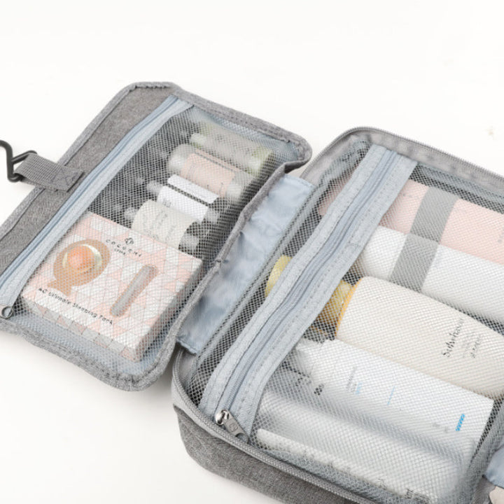 Geschlossene, kompakte Travelique Reise-Kulturtasche aus wasserabweisendem Oxfordstoff.