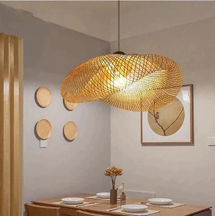 Trendige Rattan-Hängeleuchte NaturGlow, handgefertigt. Perfekt für Wohnzimmer im Boho-Stil.